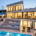Mar Escape Mit Pool Und Meerblick Kroatien By Interhome Vinisce