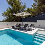 Vikendica Mar Escape Mit Pool Und Meerblick Kroatien By Interhome