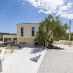 Mar Escape Mit Pool Und Meerblick Kroatien By Interhome Vikendica
