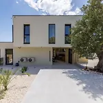 Mar Escape Mit Pool Und Meerblick Kroatien By Interhome Vikendica *