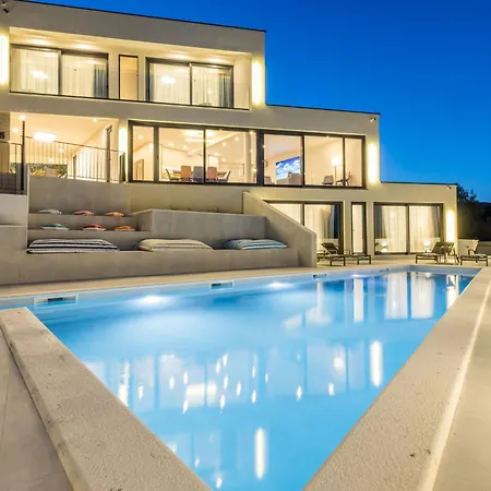 Mar Escape Mit Pool Und Meerblick Kroatien By Interhome * Vinisce